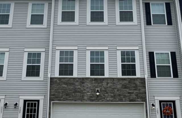 Beautiful 3-Bedroom Townhome with 2-Car Garage in Willow Reserve! Gallery 1