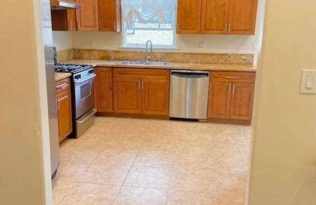 Unique Second Floor 3 Bed 1 Bath 1,148 Sq Ft Sacramento Duplex Gallery 4