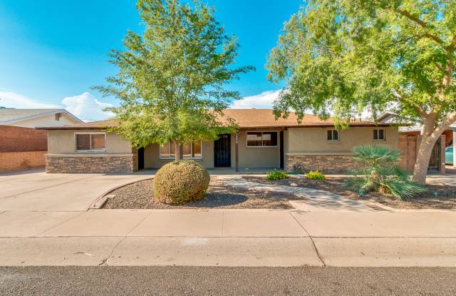 RARE 4 BEDROOM 4 BATHROOM HOME IN CLOSE PROXIMITY TO OLD TOWN SCOTTSDALE AND ARIZONA STATE UNIVERSITY - 7248 East Wilshire Drive, Scottsdale, AZ 85257