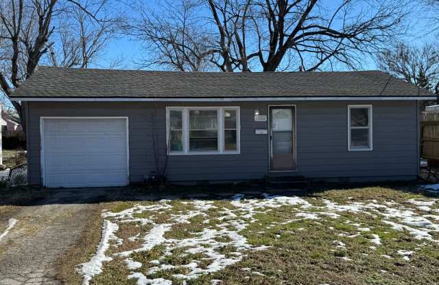 Adorable 2 bedroom house in quiet neighborhood with fenced yard! - 1026 North Warren Avenue, Springfield, MO 65802
