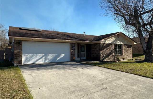 Spacious 3 Bedroom Home with Sunroom & Large Backyard photos photos