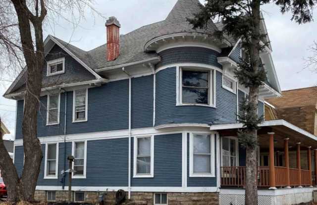 Spacious 7-Bedroom Rental Near UW Oshkosh – Perfect for Students or Large Groups! photos photos