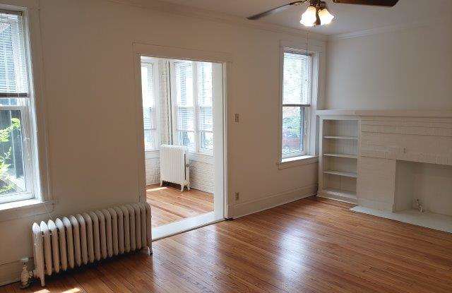 1542 West Rosemont Avenue Gallery 2
