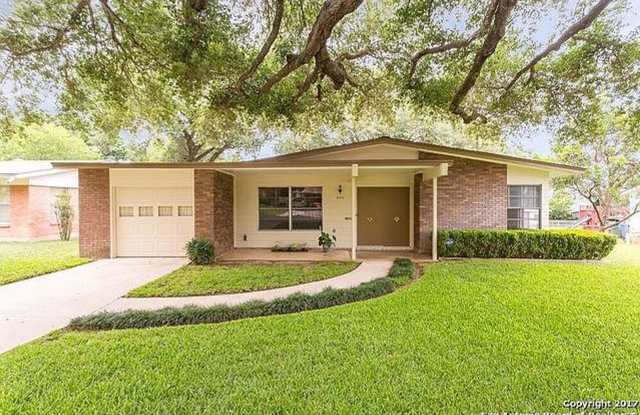 AVAILABLE NOW! 3 Bedroom / 2 Bath Home Near Brooks City Base! - 435 Harcourt Avenue, San Antonio, TX 78223