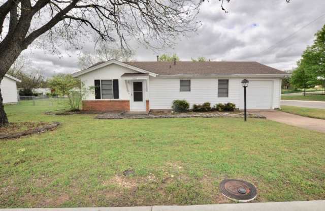 FOR LEASE! Cute 3 BR - 1 BA Frame Home with a 1 Car Garage on a Corner Lot in Weatherford. photos photos