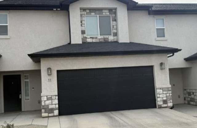 Beautiful 3 Bed/2.5 Bath Townhome For Rent! photos photos
