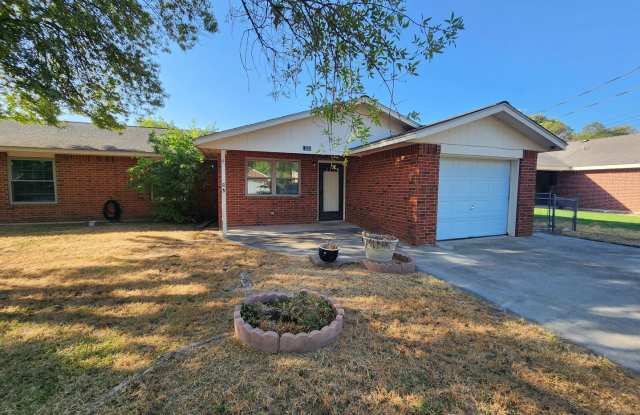 3/2/1 off the Loop / Mins to Downtown New Braunfels  Gruene / Fridge / Sun Room / Fenced in Yard / CISD photos photos