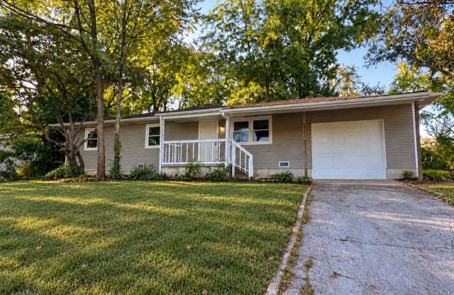 Beautiful 3-Bedroom Nixa Home with Large Backyard & Deck! Gallery 3