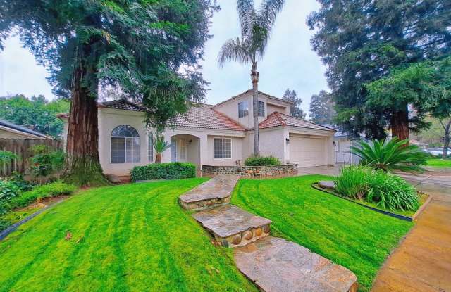 Stunning Large 4 Bedroom Home! Located Near Cedar  Nees! photos photos