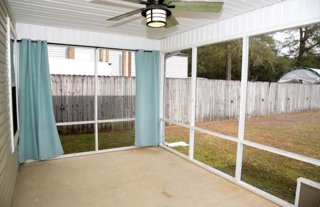 Central Niceville Home with Lawncare Included! Gallery 3