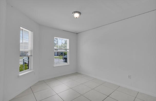 Beautiful 3/2 Triplex Gallery 4