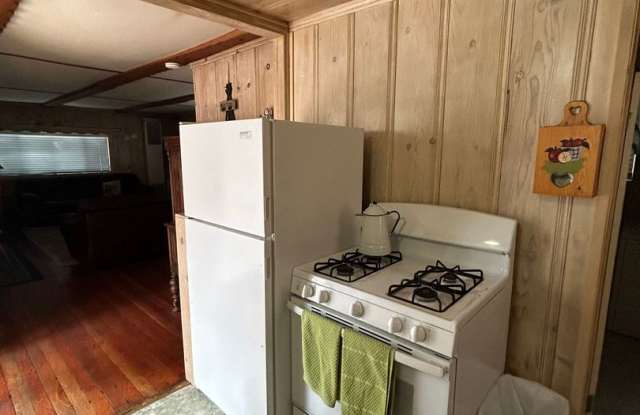 Great Neighborhood Near the Lake and Stateline Area - Long Term Rental Gallery 4