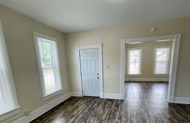 2 Bedroom Home with Garage! Gallery 4