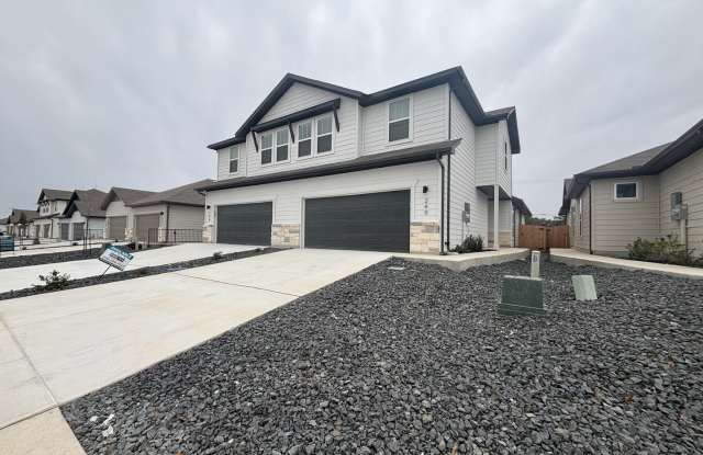 4 BEDROOMS, PRIVATE BACKYARD & DOWNSTAIRS PRIMARY SUITE ...Look no further...Amanda Park is it $1,565 Gallery 3