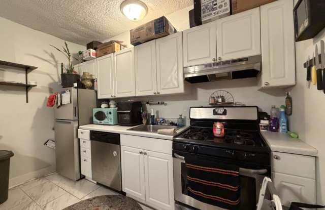 3727 North Pine Grove Avenue Gallery 1