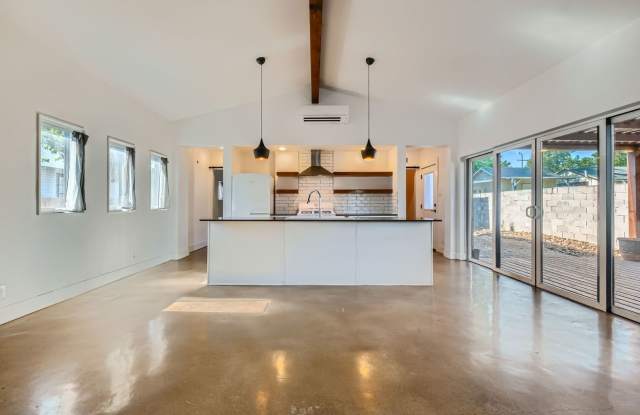 Home with Guest Suite - 1008 Dawson Street, San Antonio, TX 78202