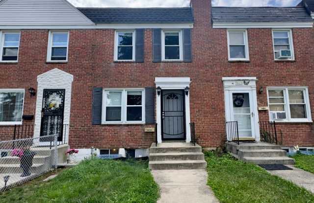 Charming 3BD/1BA Townhome in Yale Heights Home - Fenced Backyard! Gallery 1
