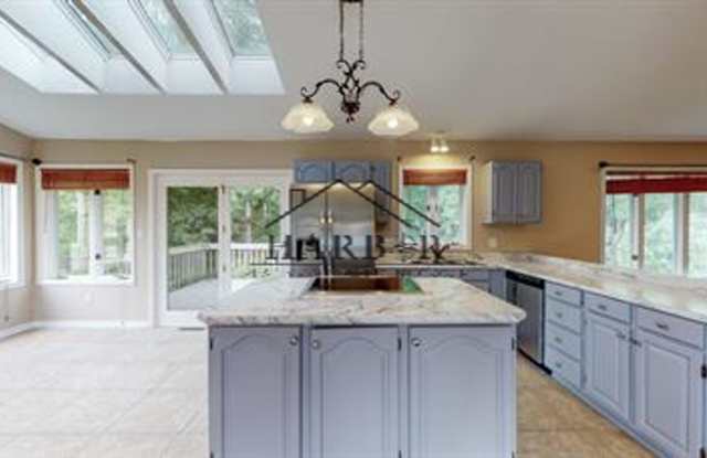 Single Family Home with Vaulted Ceilings! - 4068 7th Street Northwest, Rochester, MN 55901