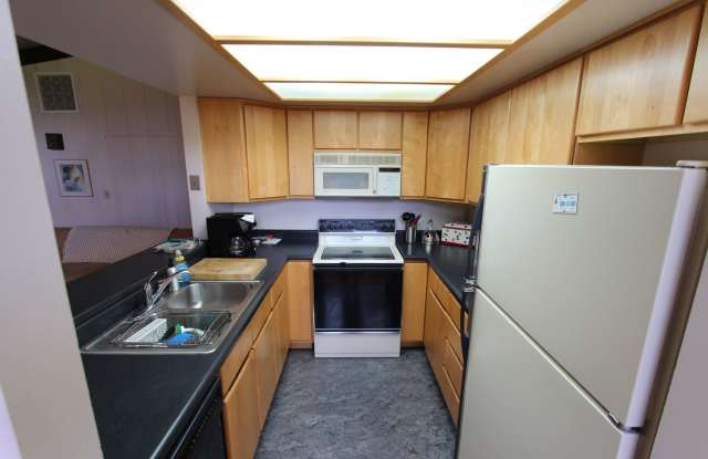 Available Now! Furnished 3-Bedroom Country Club Home with Golf Course Views Gallery 3