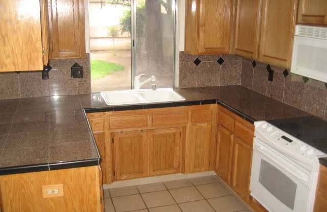 NE Fresno Home, near Woodward Park, 2BR/1.5BA - Lots of Amenities! Gallery 3