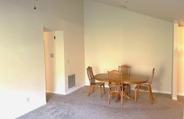 303-L TALL PINES Court Gallery 4