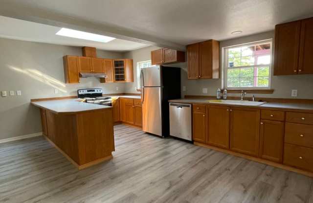 Upgraded charming 3 bedroom home Gallery 3