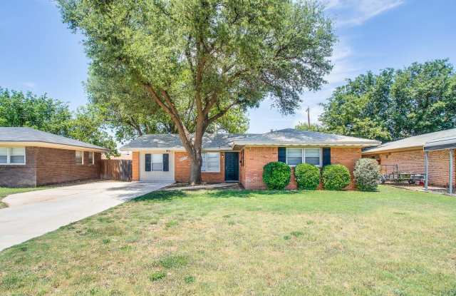 4 bed / 2 bath Available For PRE-LEASING FOR August 2025 or after! GREAT COLLEGE RENTAL! - 4914 8th Street, Lubbock, TX 79416