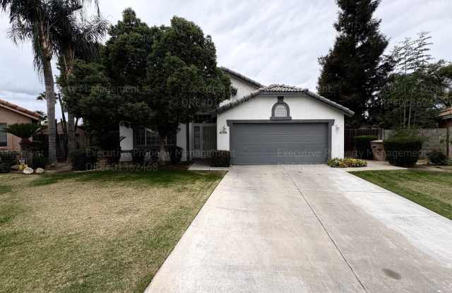 3 bedroom 2 bathroom home with a large back yard. Gallery 1