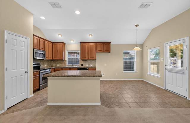 Cozy 3 bedroom home with walk-in closets! Gallery 4