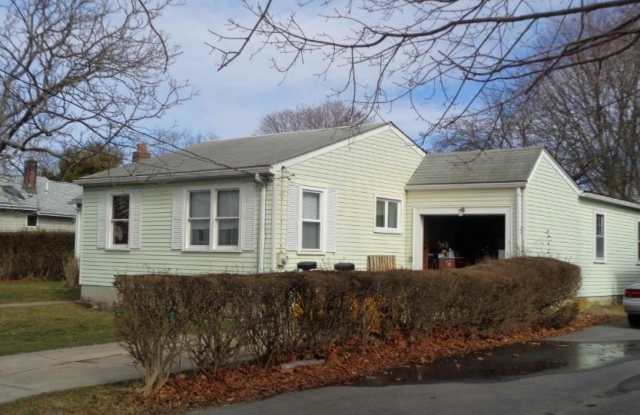 33 Renfrew Avenue - 33 Renfrew Avenue, Newport East, RI 02842