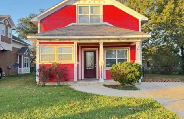 3 Bedroom 2 Bath Cottage Style Home with Large Den Gallery 3