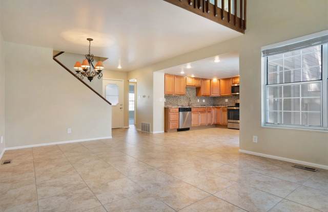 3 Bedroom Townhouse in School District #12, Main Level bedroom, 1 Car Garage Gallery 4