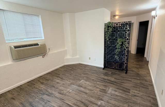 West Oakland 3 Bedroom Flat! Gallery 3