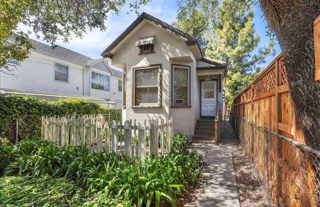 913 Central Ave - 2 bedroom | 1 bath | Back house photos photos