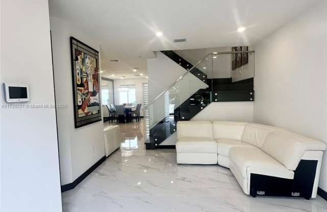 10414 NW 67th St photos photos
