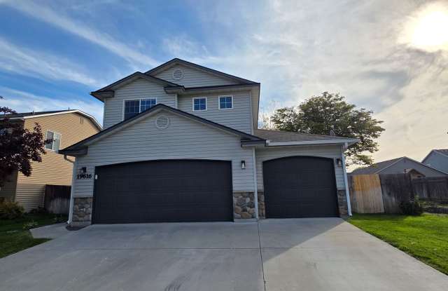 Large 4 Bedroom Home in Caldwell Gallery 1