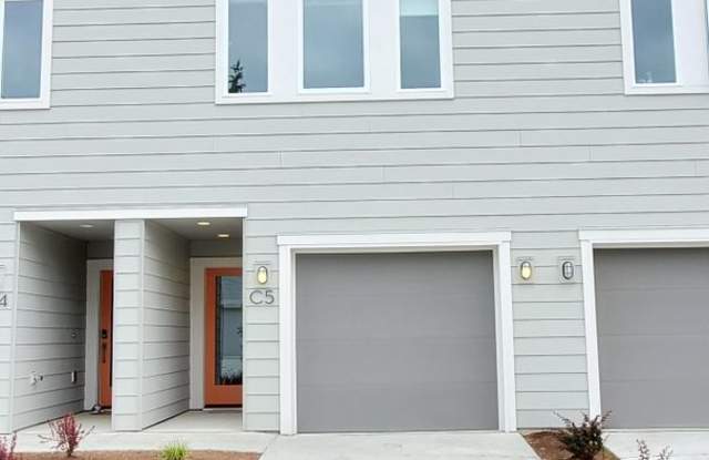 NEWER AIR-CONDITIONED 3 Primary Bedroom Townhome North Edmonds area photos photos