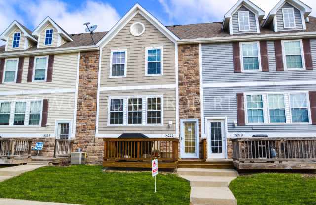 2 Bath Town home in Urbandale with a 2-car attached garage photos photos