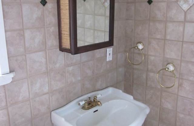 Great Two Bed/One Bath in Duckpond Area Close to Downtown! Gallery 4