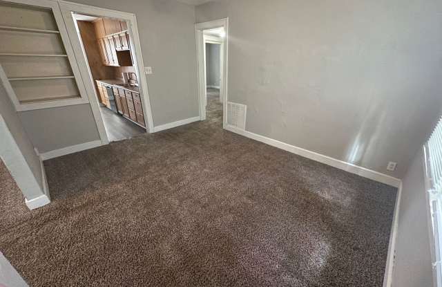 1122 W Rex St - Walk to Ball State – Spacious 4 Bed, 1.5 Bath with In-Unit Laundry! Gallery 4