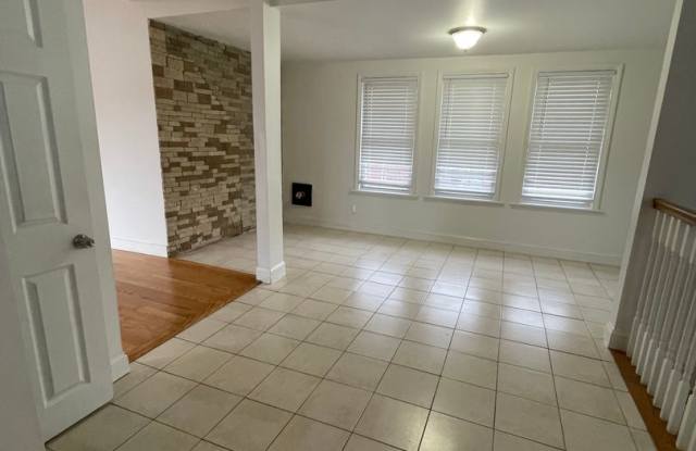 Bright, Spacious Single Family in Central Lowell, 4/5 Bedrooms, Off-street parking - 8 Whipple Street, Lowell, MA 01852