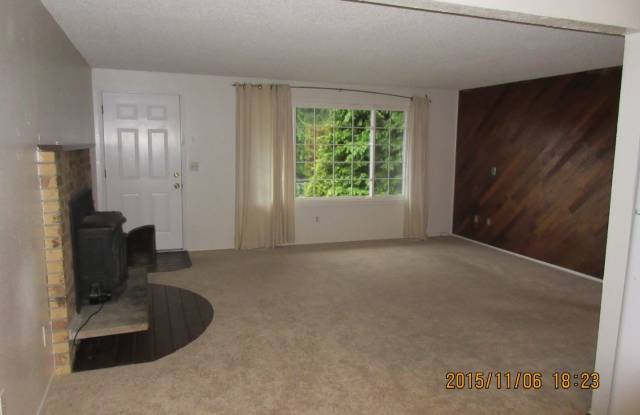 583 NE Conifer Drive Gallery 4