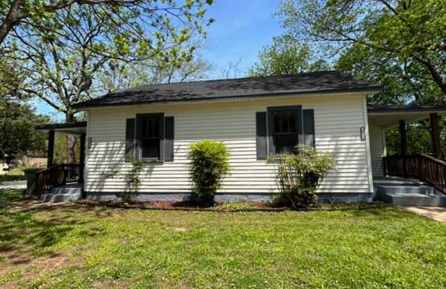 MOVE IN READY TWO BEDROOM ONE BATH - GREAT LOCATION! - 3501 Dubose Street Southwest, Huntsville, AL 35805