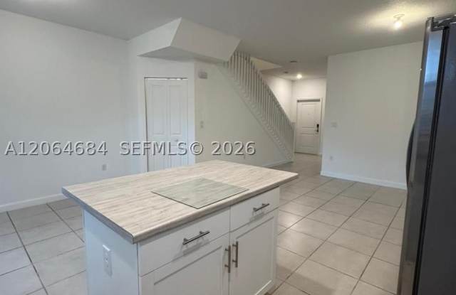 768 NE 206th Ter Gallery 3