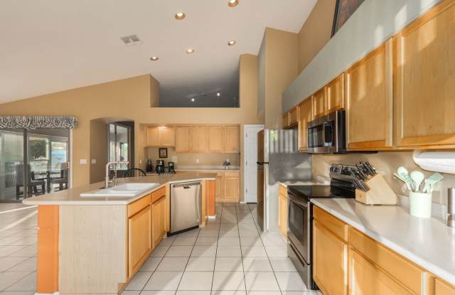 Spectacular 5 bdrm Home, OFFERS SOLAR ELECTRIC! photos photos