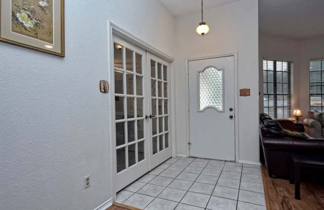 BEAUTIFUL 4 BEDROOM / 2.5 BATH HOME IN MAPLE RUN - FURNISHED Gallery 4