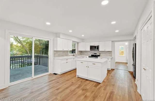 Beautiful Newly Remodeled 4-Bedroom House for Rent - 23271 Coventry Woods Lane, Southfield, MI 48034