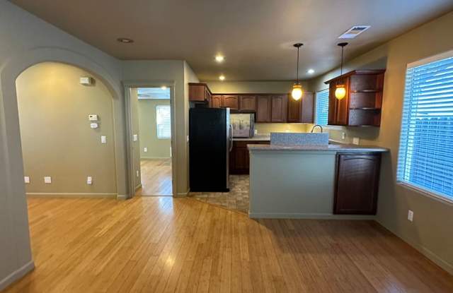 SPACIOUS 2 BED 1 BATH DOWNTOWN WITH OFF STREET PARKING Gallery 3