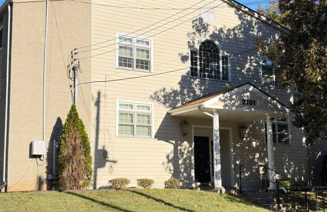 Highlands 2 bedroom apartment walking distance to Bardstown Road. Gallery 1