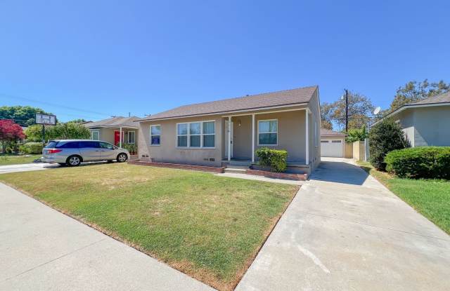 Long Beach 3 Bedroom 1.5 Bath House - 2 Car Garage - Large Yard - Huge Bonus Room! Gallery 1